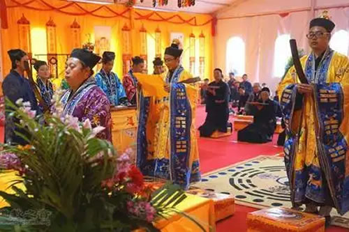 普施孤魂：中元节超度法会的深远意义