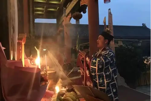为何超度需要高功法师？道长与神灵沟通的媒介作用