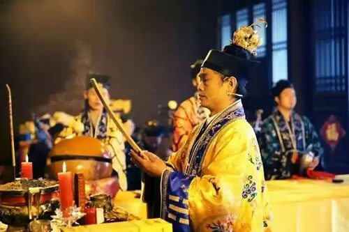 从“烧纸钱”到“超度”：祭奠观念的升华